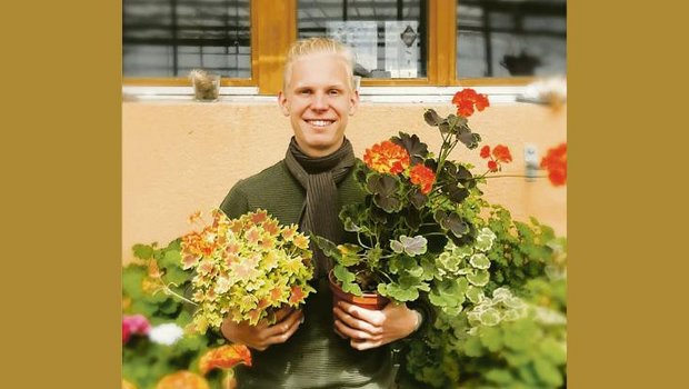 David Leuthard ist im zweiten Lehrjahr zum Zierpflanzengärtner. Mit Kopfstecklingen lernt er das Osmose-Prinzip kennen. (Bild zVg)
