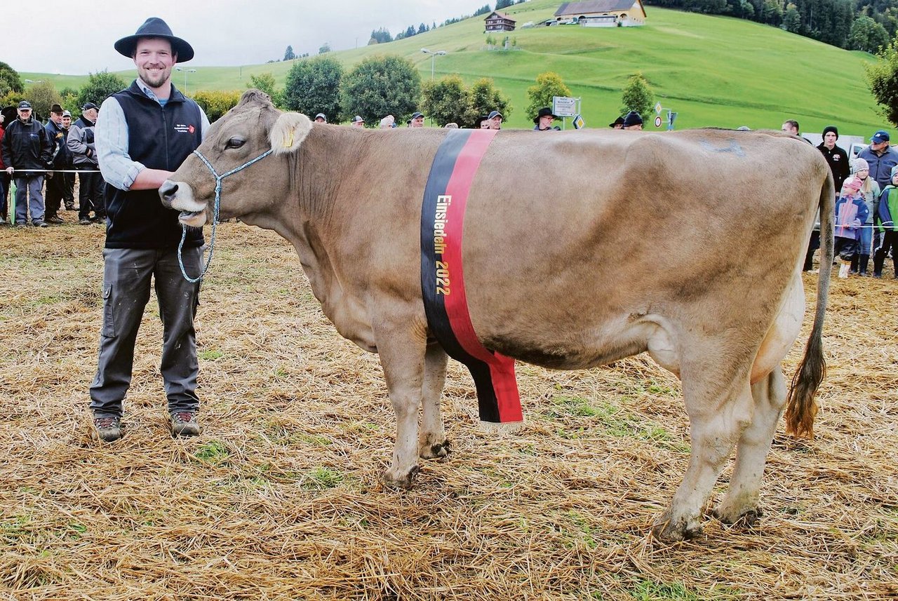 Silvan und Hanspeter Egli, Trachslau, sind die Besitzer von Miss Einsiedeln OB Rello Priska.