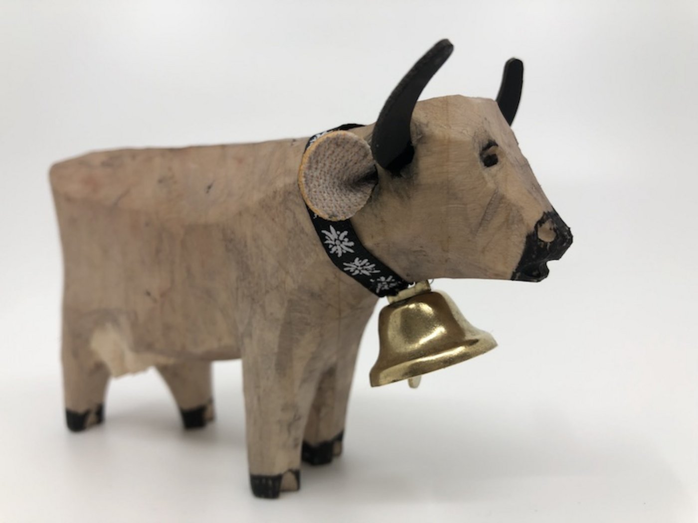 Schon nach dem ersten Versuch ein Erfolgserlebnis: Die erste geschnitzte Holzkuh der Redaktorin ist gar nicht schlecht gelungen. (Bilder und Videos et)