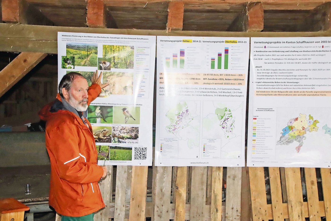Bernhard Egli stellte einfache Massnahmen für die Biodiversität im Rebberg vor.(Bild RoMü)