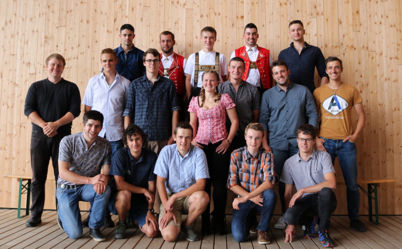 Die Diplomanden der Klasse LW 3d mit Sepp Gall. (Bild zVg)