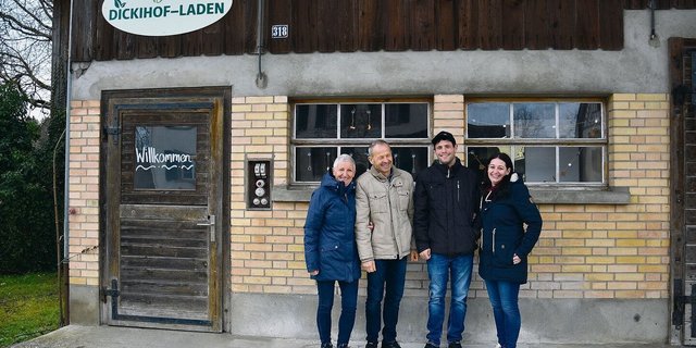 Susanna und Andreas Knecht (links) stehen zusammen mit Jonas und Sabrina Lang vor dem neuen Hofladen des Dickihofs. Die Direktvermarktung ist gut angelaufen.