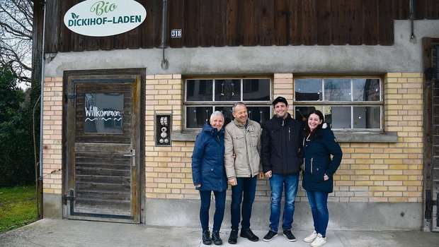 Susanna und Andreas Knecht (links) stehen zusammen mit Jonas und Sabrina Lang vor dem neuen Hofladen des Dickihofs. Die Direktvermarktung ist gut angelaufen.