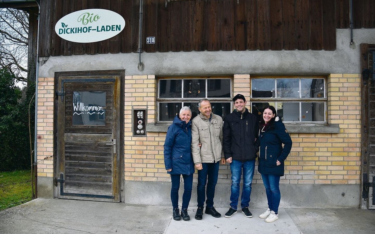 Susanna und Andreas Knecht (links) stehen zusammen mit Jonas und Sabrina Lang vor dem neuen Hofladen des Dickihofs. Die Direktvermarktung ist gut angelaufen.
