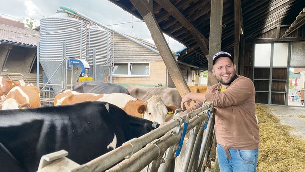 Wenn es keine Direktzahlungen mehr geben würde, könnte sich Marco Stettler vorstellen, weniger Kühe zu halten und die gesamte Milch direkt zu vermarken. Ein Option wäre auch, Hausmann und Vollzeitpapi zu sein. (Bild Sera Jane Hostettler)