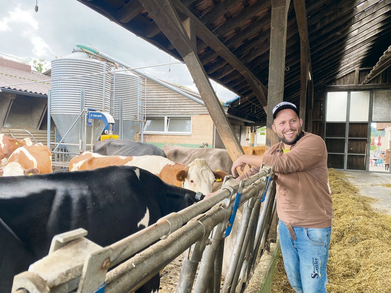 Wenn es keine Direktzahlungen mehr geben würde, könnte sich Marco Stettler vorstellen, weniger Kühe zu halten und die gesamte Milch direkt zu vermarken. Ein Option wäre auch, Hausmann und Vollzeitpapi zu sein. (Bild Sera Jane Hostettler)