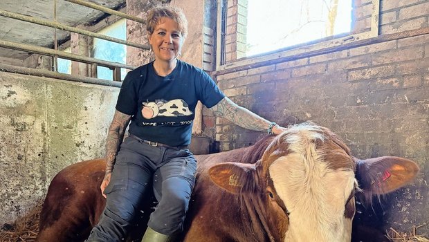 Janine Rieder und «Watson»: Ihr und ihrem Partner ist bei den Stieren auf dem Hof ein guter Charakter wichtig. «Munis sind chillig», sagt sie, aber Respekt und den Kopf bei der Sache müsse man trotzdem immer haben.