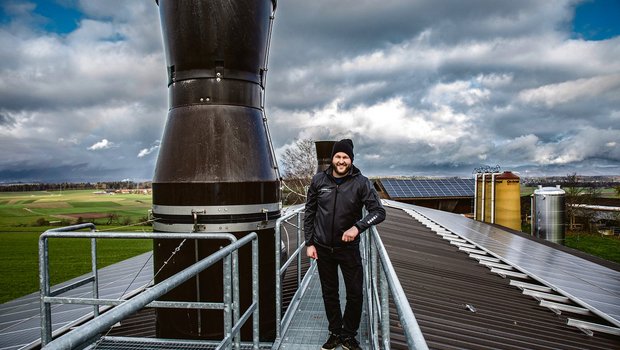 Mathias Leuenberger auf dem Dach seiner Pouletmasthalle. Dank Wärmerückgewinnung und Fotovoltaik-Anlage erfüllt sie den Minergie-Standard.(Bild Pia Neuenschwander)