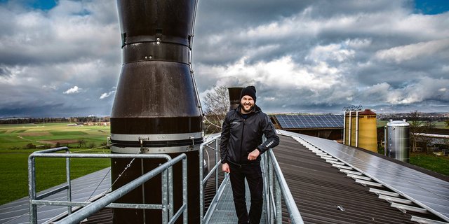 Mathias Leuenberger auf dem Dach seiner Pouletmasthalle. Dank Wärmerückgewinnung und Fotovoltaik-Anlage erfüllt sie den Minergie-Standard.(Bild Pia Neuenschwander)