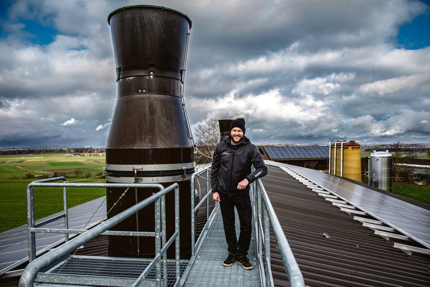Mathias Leuenberger auf dem Dach seiner Pouletmasthalle. Dank Wärmerückgewinnung und Fotovoltaik-Anlage erfüllt sie den Minergie-Standard.(Bild Pia Neuenschwander)