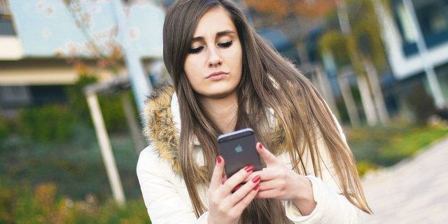 Unaufgefordert ein Bild eines entblössten männlichen Geschlechtsteils zugeschickt bekommen? Viele Frauen wissen nicht, dass sie den Absender anzeigen dürfen.