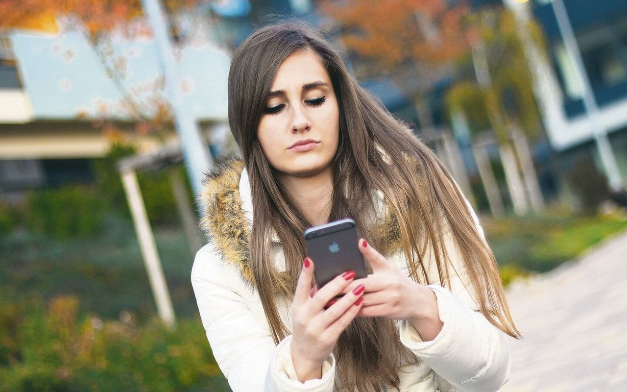 Unaufgefordert ein Bild eines entblössten männlichen Geschlechtsteils zugeschickt bekommen? Viele Frauen wissen nicht, dass sie den Absender anzeigen dürfen.