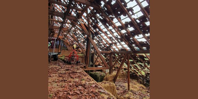 Das Unwetter beschädigte teilweise Scheunen oder Ställe. Für den Schaden kommt die Gebäude-, Fahrzeug- und Sachversicherung auf. (Bild Christian Stucki)