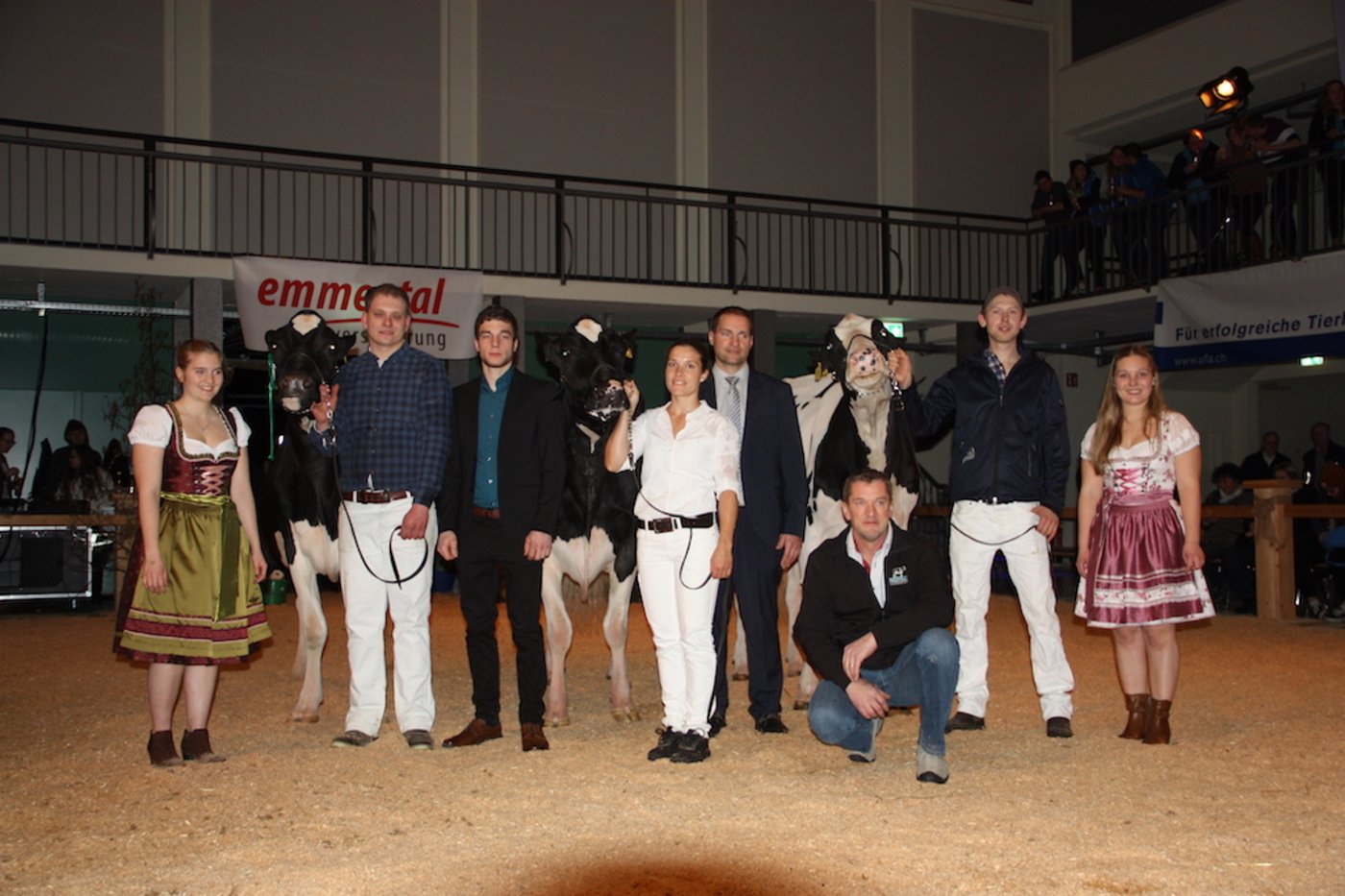 V. l. n. r.: Drittplatzierte von Matthias Lüthi, Patrik Siegrist, Senior Championne von Berhard Gertsch, Patrick Rüttimann, Holstein Bern-Präsident Simon Brügger (kniend), Vize-Senior-Championne von Adrian Fankhauser. 