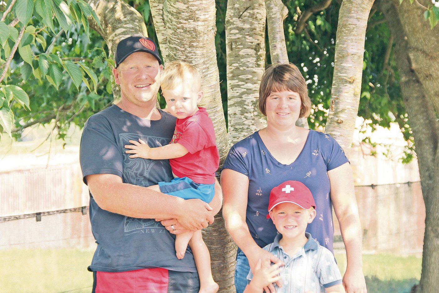 Die Familie Hofer: Jonathan und Brigitte mit den Söhnen Alex und Henry (r.). Bald ziehen sie samt den 200 Milchkühen auf eine grössere Farm. (Bild Matthias Stadler)