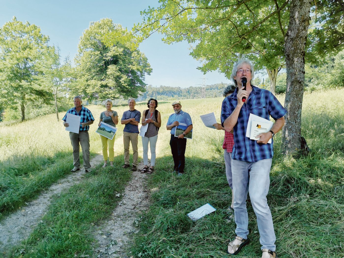 Urs Crétien (vorne) von Pro Natura führte durch den Abschluss der diesjährigen Wiesenmeisterschaft und übergab stolze Preise. 