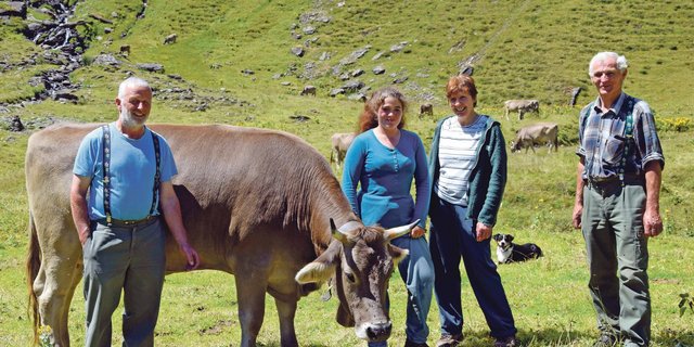 Sie fühlen sich auf den Breitenbodenalp auf 2050 m ü. M. wohl (v.l.n.r.): Albin, Anita (Tochter von Alfred), Erika und Franz Winterberger. Auf dem Bild fehlt Alfred Winterberger. (Bilder Peter Fankhauser)
