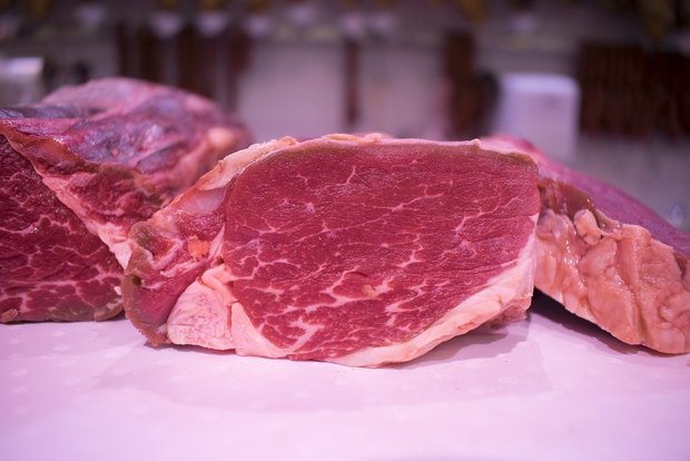 Proviande beschliesst den Kälbermarkt zu entlasten und lagert Kalbfleisch ein Der SKMV bittet die Verarbeiter bei der Marktentlastung mitzumachen. (Bild feitogomez/Pixabay)