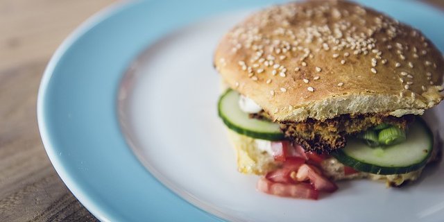 Gut schmeckende Burger gibt es längst auch in vegan. (Symbolbild Pixabay)