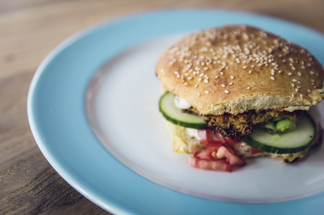 Gut schmeckende Burger gibt es längst auch in vegan. (Symbolbild Pixabay)