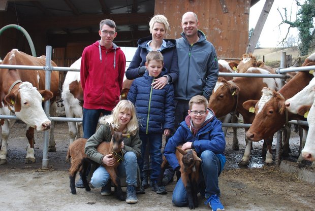 Die Familie Ruedi und Monika Burgherr mit den Kindern und dem Lehrling. Der Bio-Betrieb ist breit aufgestellt und auf die Zukunft gut vorbereitet.