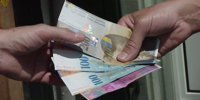 Meist genügt ein Handschlag, um einen Kauf zu besiegeln oder wie in Toni Merkis Fall einen Kuhhandel abzuschliessen. (Symbolbild BauZ) 