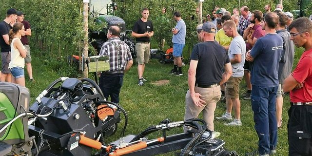 Die Spezialmaschinen zur herbizidfreien Baumstreifenpflege zogen die Obstbauern in ihren Bann an der Flurbegehung der Arbeitsgemeinschaft Zentralschweizer Obstproduzenten.