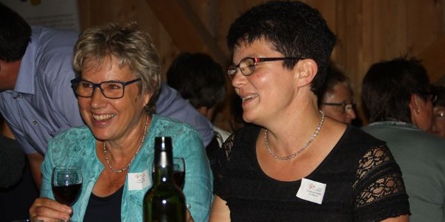 Rita Gfeller (links) und Christine Gerber stossen auf einen gelungenen Abend an. (Bild aw)