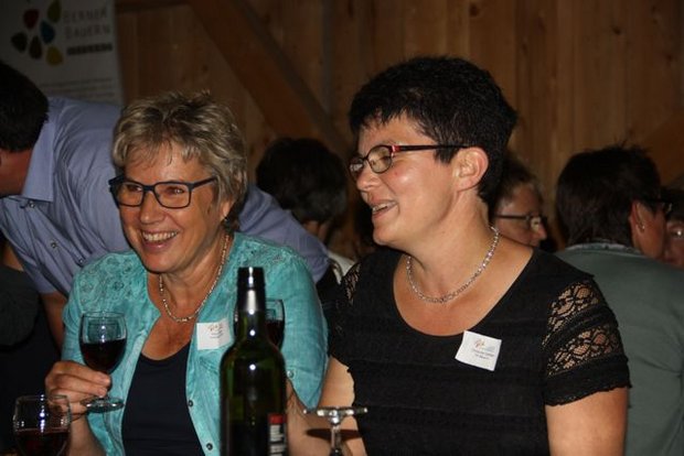 Rita Gfeller (links) und Christine Gerber stossen auf einen gelungenen Abend an. (Bild aw)