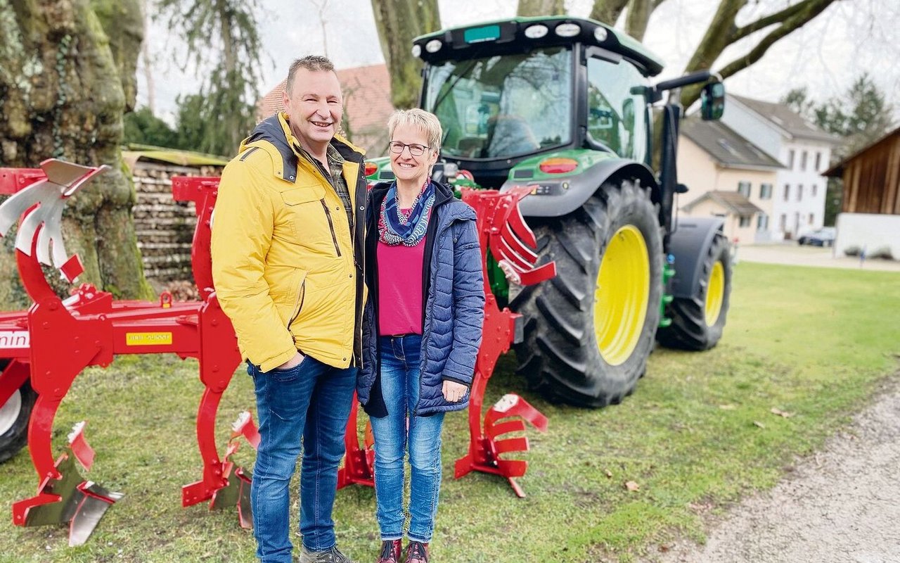 Zusammen mit seiner Partnerin Petra Kuhn bewirtschaftet Toni Seeholzer einen Pachtbetrieb. Den Schälpflug im Hintergrund nutzt er, um den Boden möglichst flach zu bearbeiten.