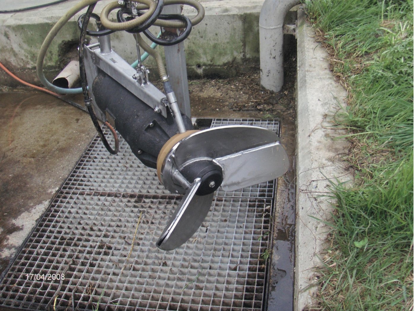 Der Hohlflügel des Rührwerks führt der Gülle durch die Schleuderbewegung Luft zu. (Bild Samuel Otti)