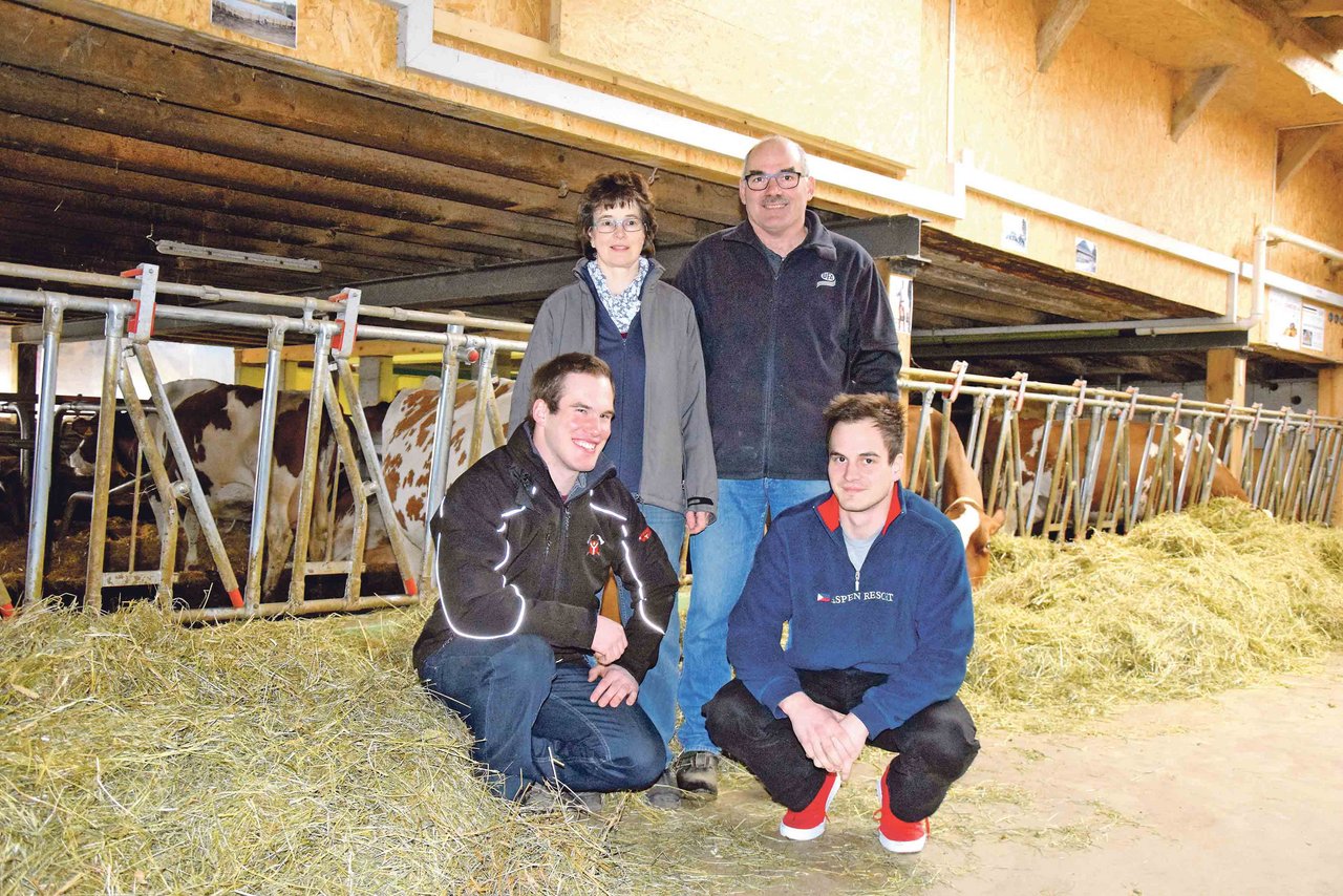 Marianne und Thomas Zaugg mit ihren Söhnen Matthias (l.) und Simon. Matthias will später einmal den Betrieb übernehmen, und Simon ist in der Autobranche tätig und zurzeit am Technikum. (Bilder Peter Fankhauser)