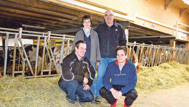 Marianne und Thomas Zaugg mit ihren Söhnen Matthias (l.) und Simon. Matthias will später einmal den Betrieb übernehmen, und Simon ist in der Autobranche tätig und zurzeit am Technikum. (Bilder Peter Fankhauser)