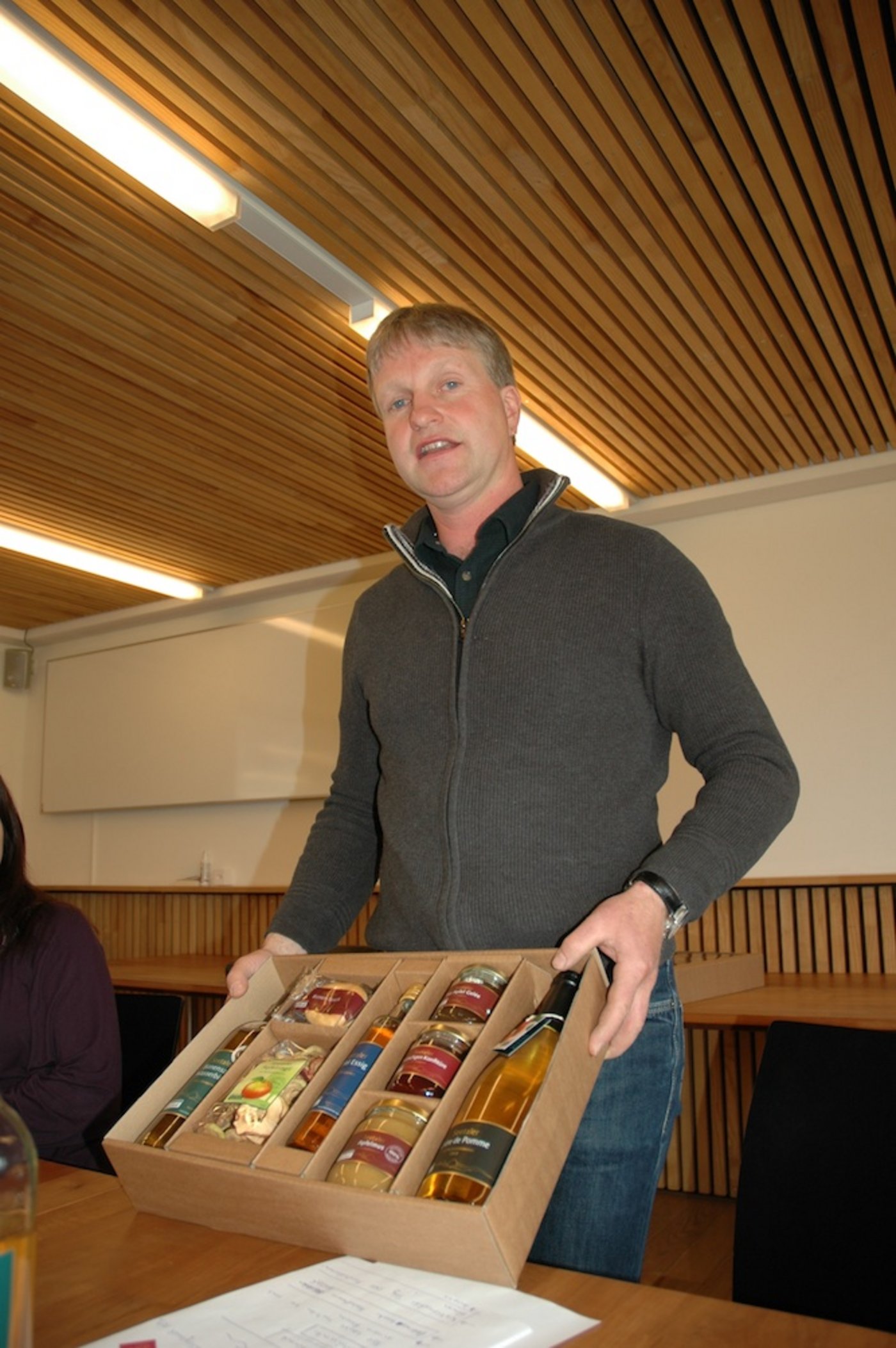 Urs Amrein präsentiert seine Hochstamm-Produkte in Geschenk-Verpackung.