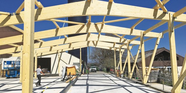 Vor allem verleimte Holzbauteile oder Holzplatten sind teurer geworden. Das spüren auch landwirtschaftliche Bauherren, nicht aber die Waldeigentümer. (Symbolbild GLB AG)