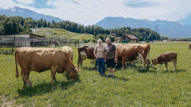 Margrit und Adrian M Margrit und Adrian Müller halten auf ihrem Betrieb Mutterkühe und Legehennen. Blumen sind ein weiteres wichtiges Produkt für die Direktvermarkter.