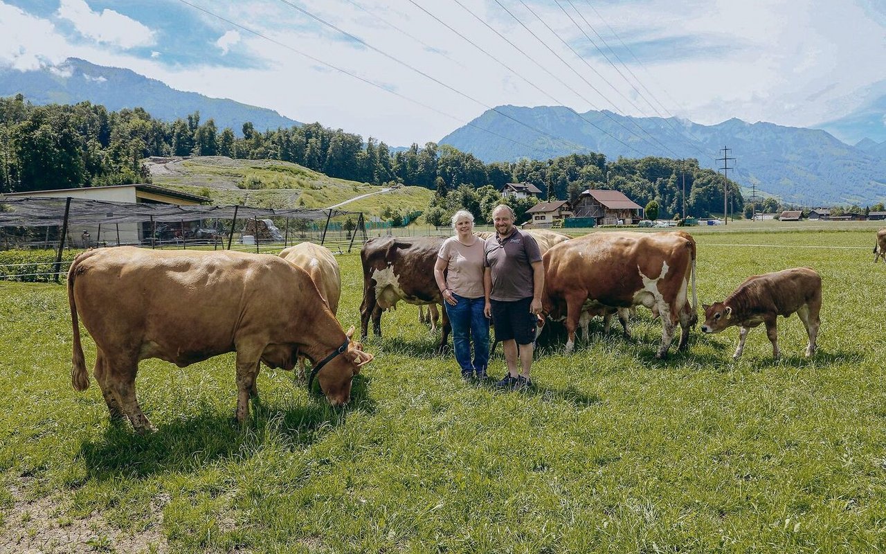 Margrit und Adrian Müller halten auf ihrem Betrieb Mutterkühe und Legehennen. Blumen sind ein weiteres wichtiges Produkt für die Direktvermarkter.