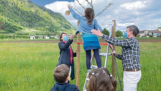 Kinder platzieren ihre Wünsche für die neuen Bäume, unterstützt von Bundesrätin Simonetta Sommaruga (l.) und Theo Weber vom Amt für Wald und Natur. (Bilder Josef Scherer)