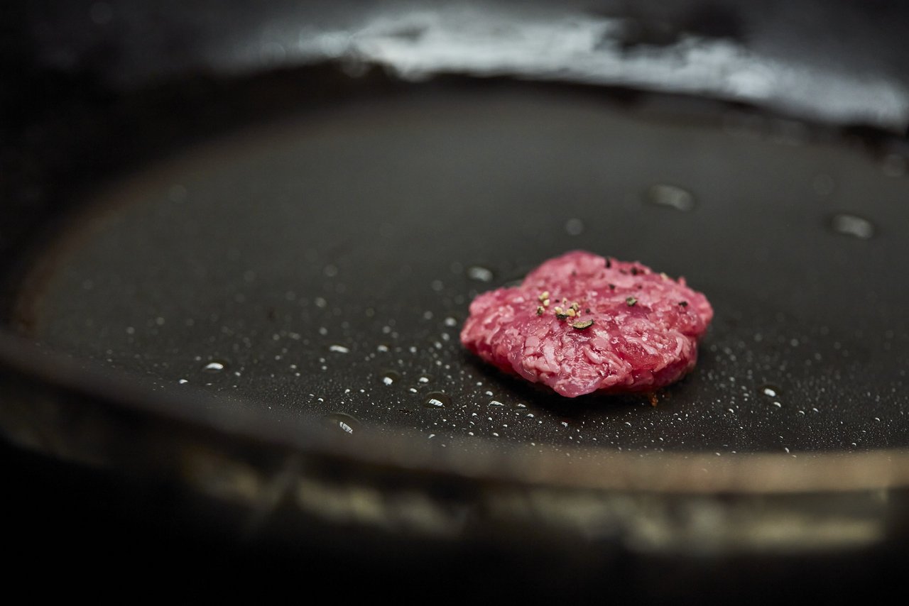 Die erste Degustation brachte positive Rückmeldungen, das Laborfleisch sei überzeugend. (Bild zVg Mirai Foods)