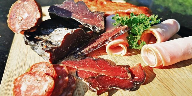 Grösser, schneller, billiger – das meiste Fleisch stammt aus grossen Schlachthöfen. Kurze Transportwege, kleine Metzgereien und gut gelagertes Fleisch werden zur Nische.