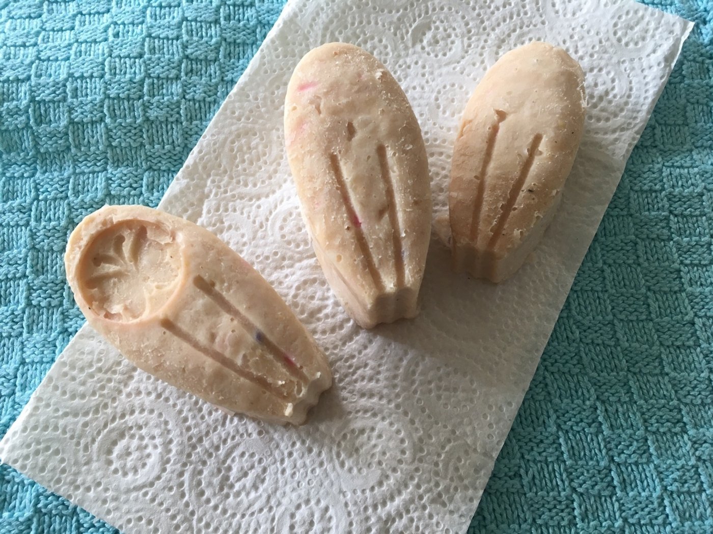 Die fertigen Seifenstücke riechen dezent und sehen mit den kleinen farbigen Einschlüssen gar nicht schlecht aus. Der Schmetterling entstand durch ein Siegel unten in der Silikon-Backform. 