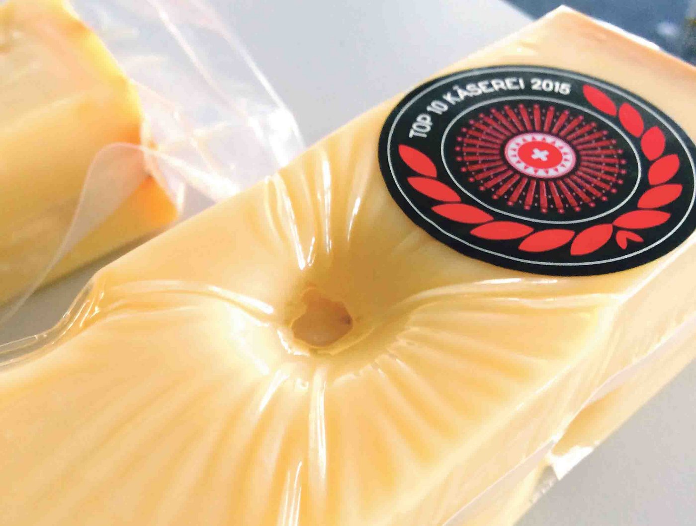 Für den Emmentaler wird es eng, nicht nur wegen nach wie vor ungelöster Verpackungsprobleme. Zum Glück gibt es genügend andere Käse(-hersteller), die in die Lücke springen. (Bild akr)