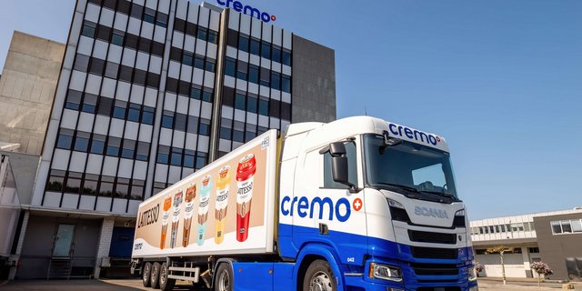 Lastwagen der Cremo vor dem Hauptsitz in Villars-sur-Glâne FR.