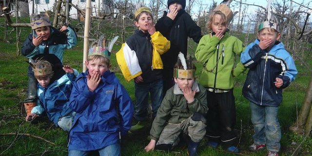 Kinder lieben es, mit Freunden draussen Spass zu haben. Je nach Saison als Indianer  ... (Bild zVg)