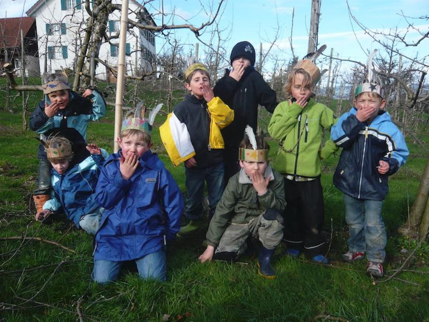 Kinder lieben es, mit Freunden draussen Spass zu haben. Je nach Saison als Indianer  ... (Bild zVg)