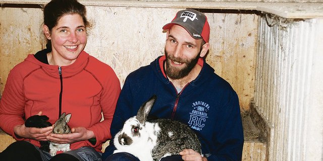 Ein guter Umgang mit den Kaninchen führt zu zahmen Tieren, sagen Natalie Cavelti und Thomas Leppkes. (Bild Vrena Crameri-Daeppen)