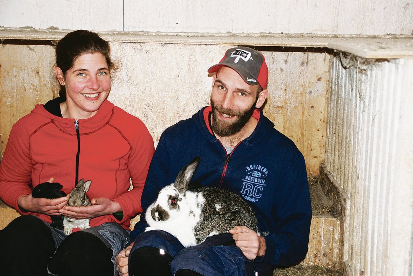 Ein guter Umgang mit den Kaninchen führt zu zahmen Tieren, sagen Natalie Cavelti und Thomas Leppkes. (Bild Vrena Crameri-Daeppen)