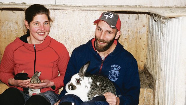 Ein guter Umgang mit den Kaninchen führt zu zahmen Tieren, sagen Natalie Cavelti und Thomas Leppkes. (Bild Vrena Crameri-Daeppen)