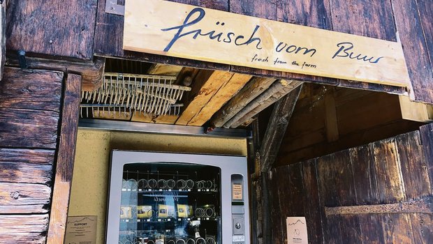 «Früsch vom Buur»: Auch in Tourismusregionen kommt die Direktvermarktung über den Verkaufsautomaten gut an. Kunden aus aller Welt können so mühelos Schweizer Hofprodukte kaufen. (Bild lmc)