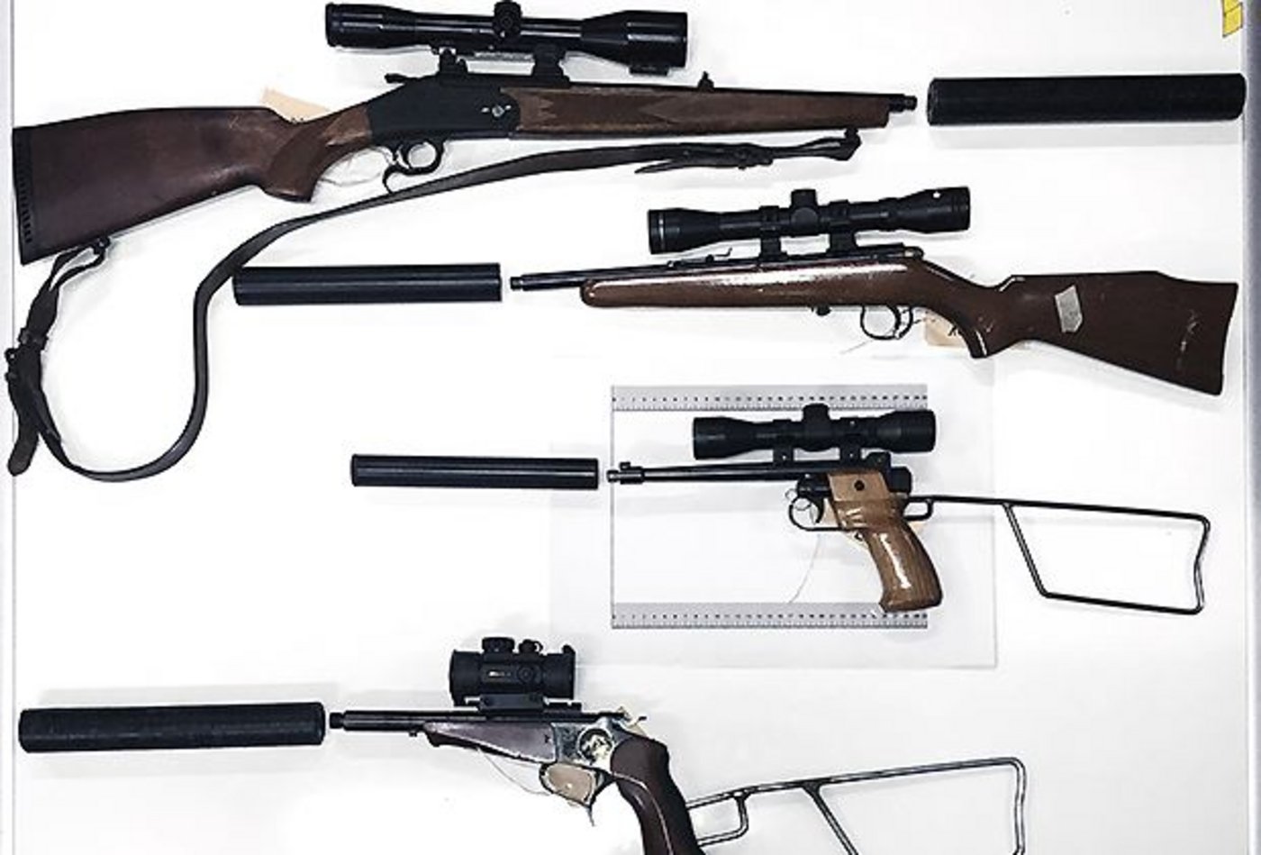 Bei Hausdurchsuchungen wurden rund siebzig Feuerwaffen beschlagnahmt. (Bild Kapo FR)